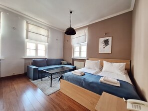 Deluxe Apartment, 1 Bedroom | Living room | 55-inch Smart TV with satellite channels, TV - Pollera (Kraków)