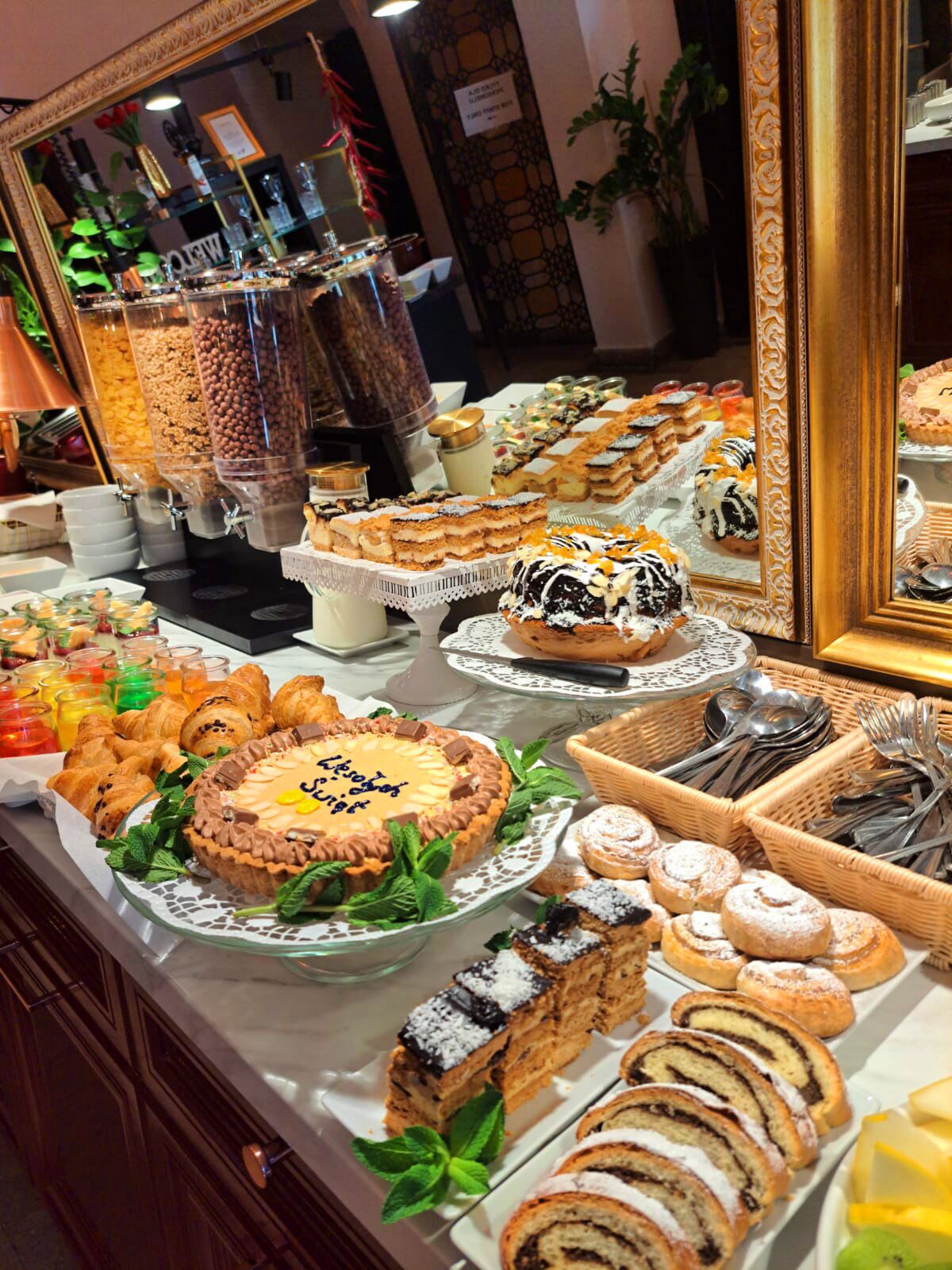 daily buffet breakfast (pln 80 per person)