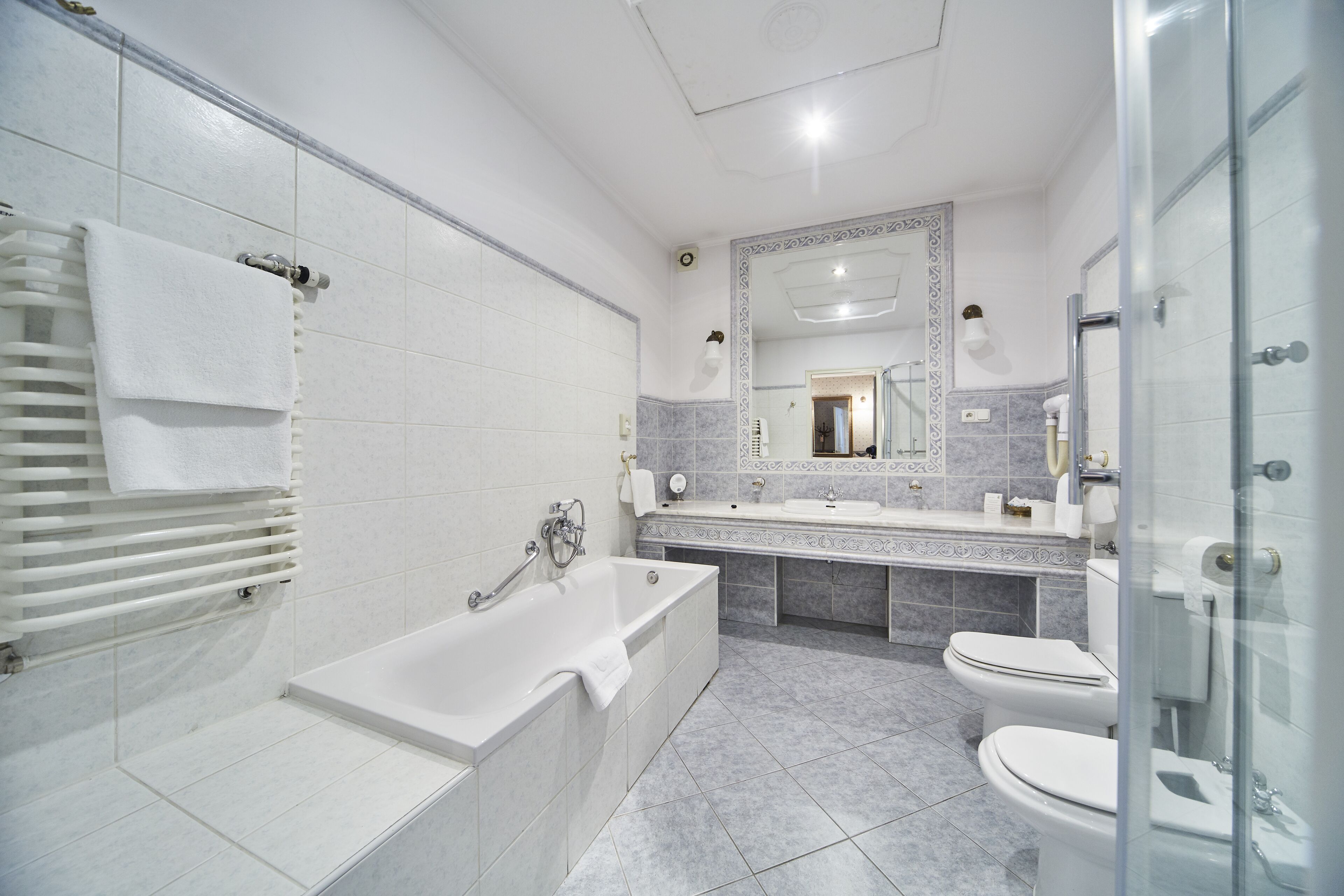 rainfall showerhead, towels