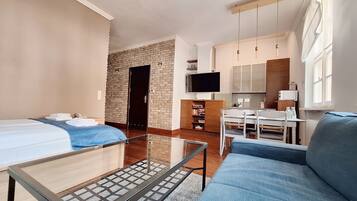 Deluxe-Apartment, 1 Schlafzimmer | Wohnzimmer | 55-Zoll-Smart-TV mit Satellitenempfang, Fernseher