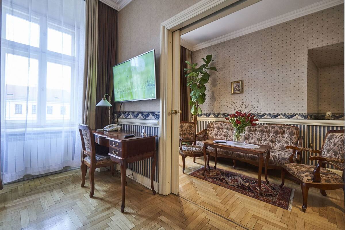 Oleskelualue | 55–tuumainen äly-TV, jossa satelliittikanavat