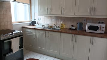 One-Bedroom Apartment | 1 bedroom, in-room safe, desk, laptop workspace