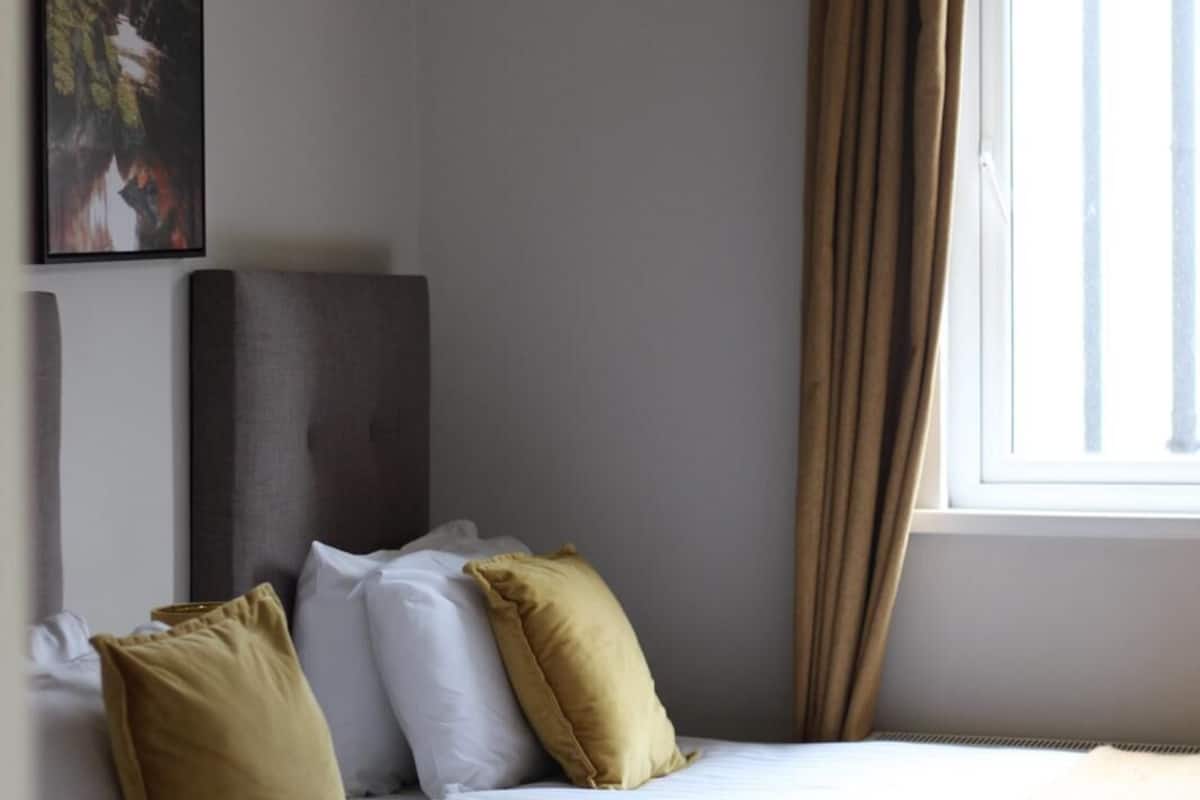Superior Triple Room | 1 bilik tidur, peti besi dalam bilik, meja, ruang kerja komputer riba
