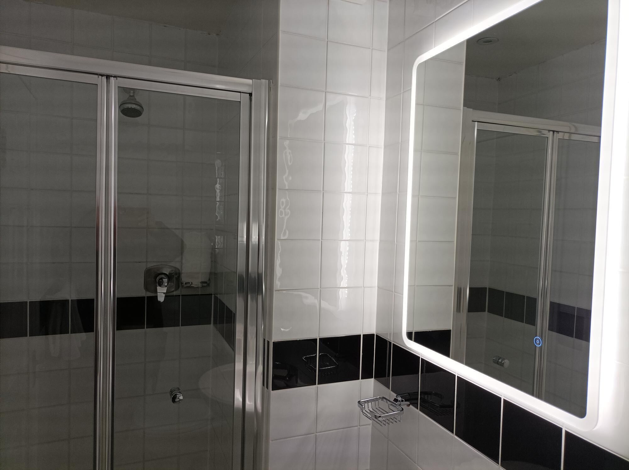 Chambre Triple Standard | Salle de bain | Douche, articles de toilette gratuits, sèche-cheveux