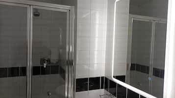 Chambre Triple Standard | Salle de bain | Douche, articles de toilette gratuits, sĂšche-cheveux