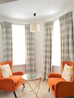 Estudio superior | Caja fuerte, escritorio, espacio para trabajar con un portátil