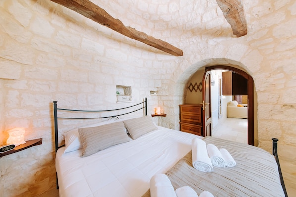 Room - Trulli and Pool Malvischi (Alberobello)