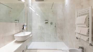 SĂšche-cheveux, bidet, serviettes fournies, savon
