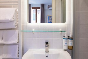 Standardzimmer | Badezimmer | Haartrockner, Bidet, Handtücher, Seife