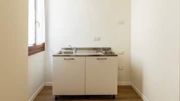 XL Studio, Kitchenette, Sofa Bed | Private kitchenette | Coffee/tea maker, electric kettle