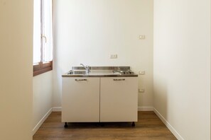 XL Studio, Kitchenette, Sofa Bed | Private kitchenette | Coffee/tea maker, electric kettle