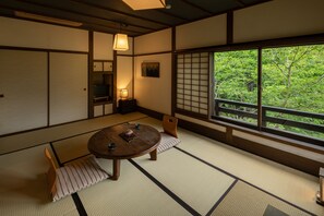 Traditional Room, Shared Bathroom (Japanese Style) | Peti besi dalam bilik, meja, Wi-fi percuma, cadar katil 