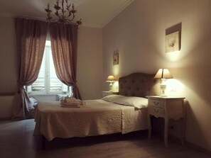 Standard Double Room | Individually decorated, desk, free WiFi, bed sheets - Guest House Urbana (Rome)