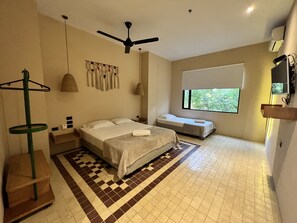 Superior driepersoonskamer | 1 slaapkamer, een kluis op de kamer, gratis wifi, beddengoed