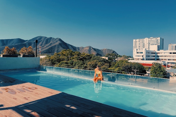 Una piscina al aire libre