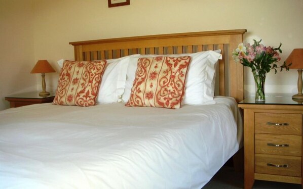 مكواة/لوح كي وسرير سفر وواي فاي مجانًا وملاءات أسرّة