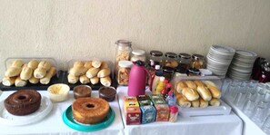 بوفيه فطور مجانًا يوميًا