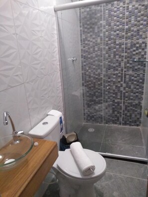 Single Room | Bathroom | Shower, free toiletries, towels, soap - Pousada Praia Bela Maceio (Maceió)