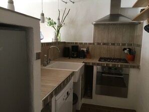 Een koelkast, een kookplaat, een vaatwasser