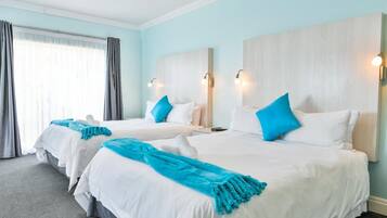 Tabla de planchar con plancha, wifi gratis y ropa de cama