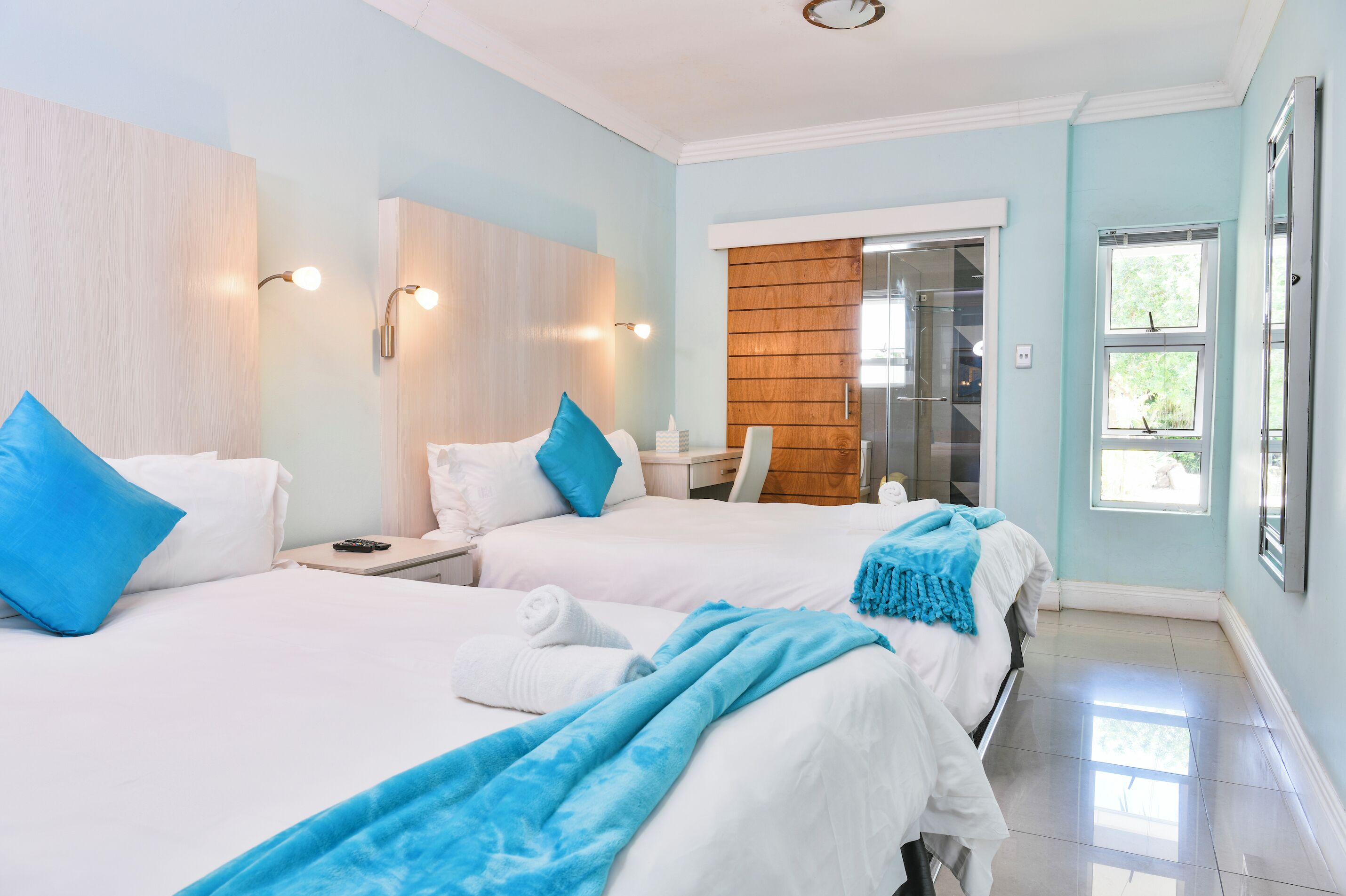 Tabla de planchar con plancha, wifi gratis y ropa de cama 