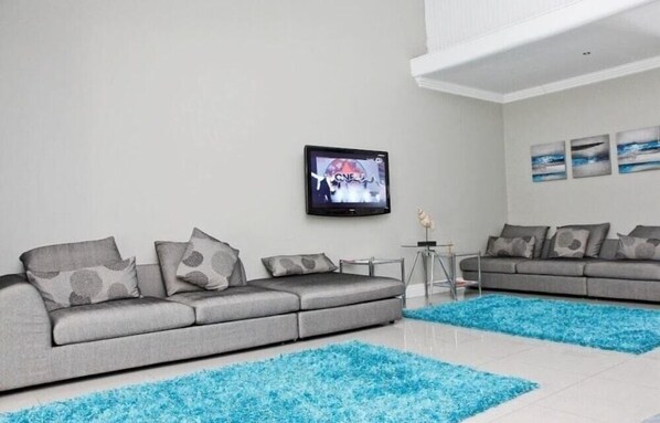 Living area - Al-Beit Lodge (Port Elizabeth)
