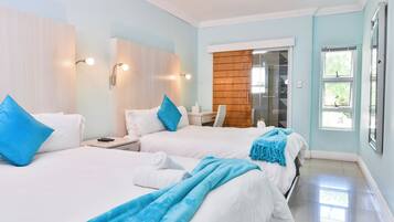 Tabla de planchar con plancha, wifi gratis y ropa de cama