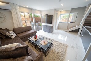 Signature Apartment | Living area - Boutique and garden apartments in Hawaii complex by YalaRent - Families only (Eilat)