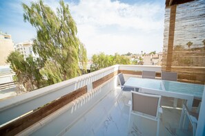 Superior Apartment | Terrace/patio - Boutique and garden apartments in Hawaii complex by YalaRent - Families only (Eilat)