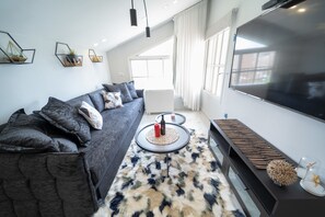 Elite Apartment | Living area - Boutique and garden apartments in Hawaii complex by YalaRent - Families only (Eilat)