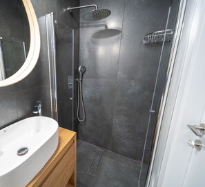 Comfort Studio | Bathroom | Shower, rainfall showerhead, free toiletries, hair dryer - Boutique and garden apartments in Hawaii complex by YalaRent - Families only (Eilat)