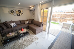 Signature Apartment | Living area - Boutique and garden apartments in Hawaii complex by YalaRent - Families only (Eilat)