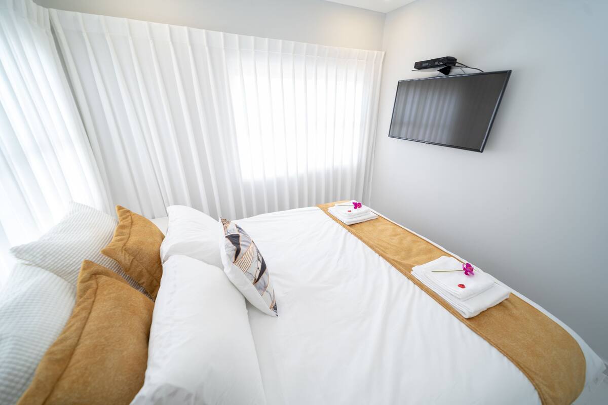 Design appartement | Luxe beddengoed, een kluis op de kamer, verduisterende gordijnen