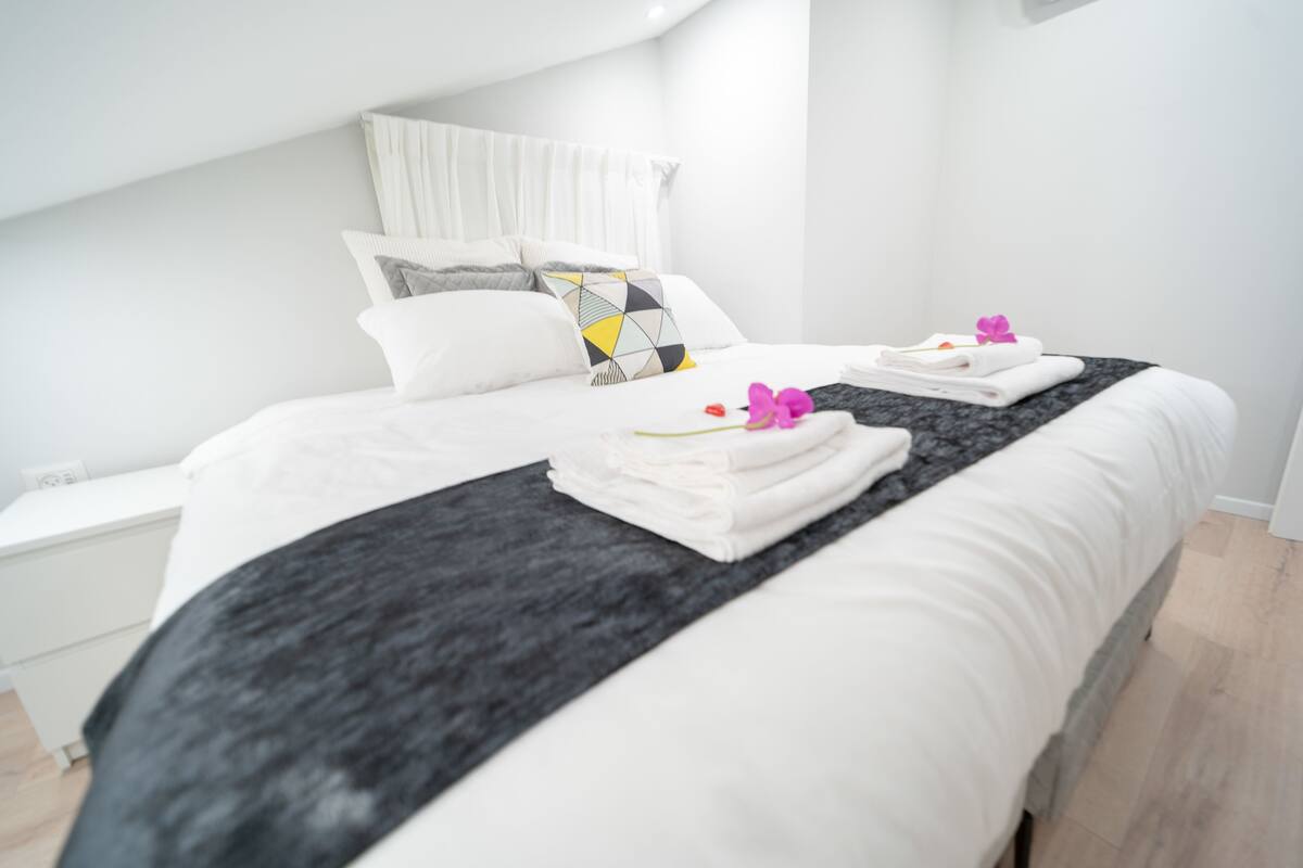 Signature appartement | Luxe beddengoed, een kluis op de kamer, verduisterende gordijnen