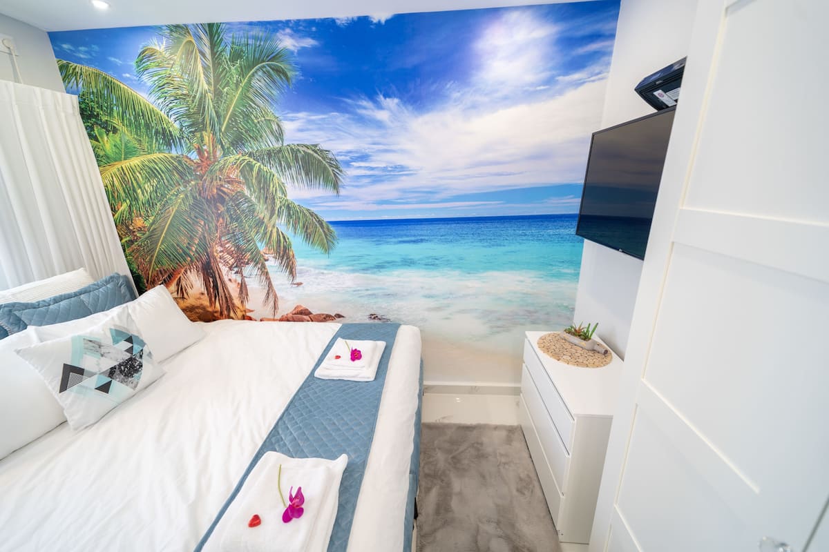 Comfort-Apartment | Hochwertige Bettwaren, Zimmersafe, Verdunkelungsvorhänge