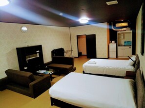 Family Room | Desk, laptop workspace, free WiFi, bed sheets - White Beachi inn Ishikawa (Uruma)