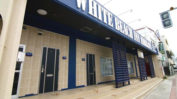 A building with a sign reading "WHITE BEACH INT. ISLAND". - White Beachi inn Ishikawa (Uruma)
