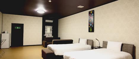 Familienzimmer | Schreibtisch, laptopgeeigneter Arbeitsplatz, kostenloses WLAN