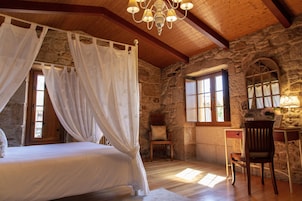 Habitación Deluxe doble, 1 cama de matrimonio (4) | Escritorio, sistema de insonorización, wifi gratis y ropa de cama