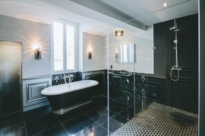 Suite (de Paul Riquet) | Salle de bain | Baignoire et douche séparées, baignoire profonde, douche cascade