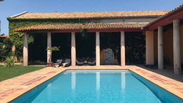 Seasonal outdoor pool, open 8:00 AM to 8:00 PM, pool loungers