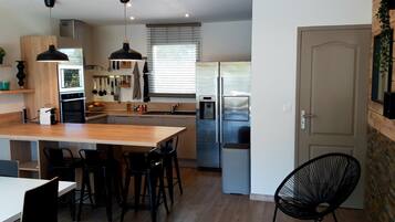 Réfrigérateur, micro-ondes, four, plaque de cuisson