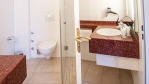A bathroom with a shower, toilet, and sink. - Zur Nordseite (Ritterhude)