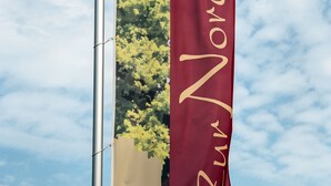 A flag with a bird and trees, and the text "Zur Nordseite" on a pole. - Zur Nordseite (Ritterhude)