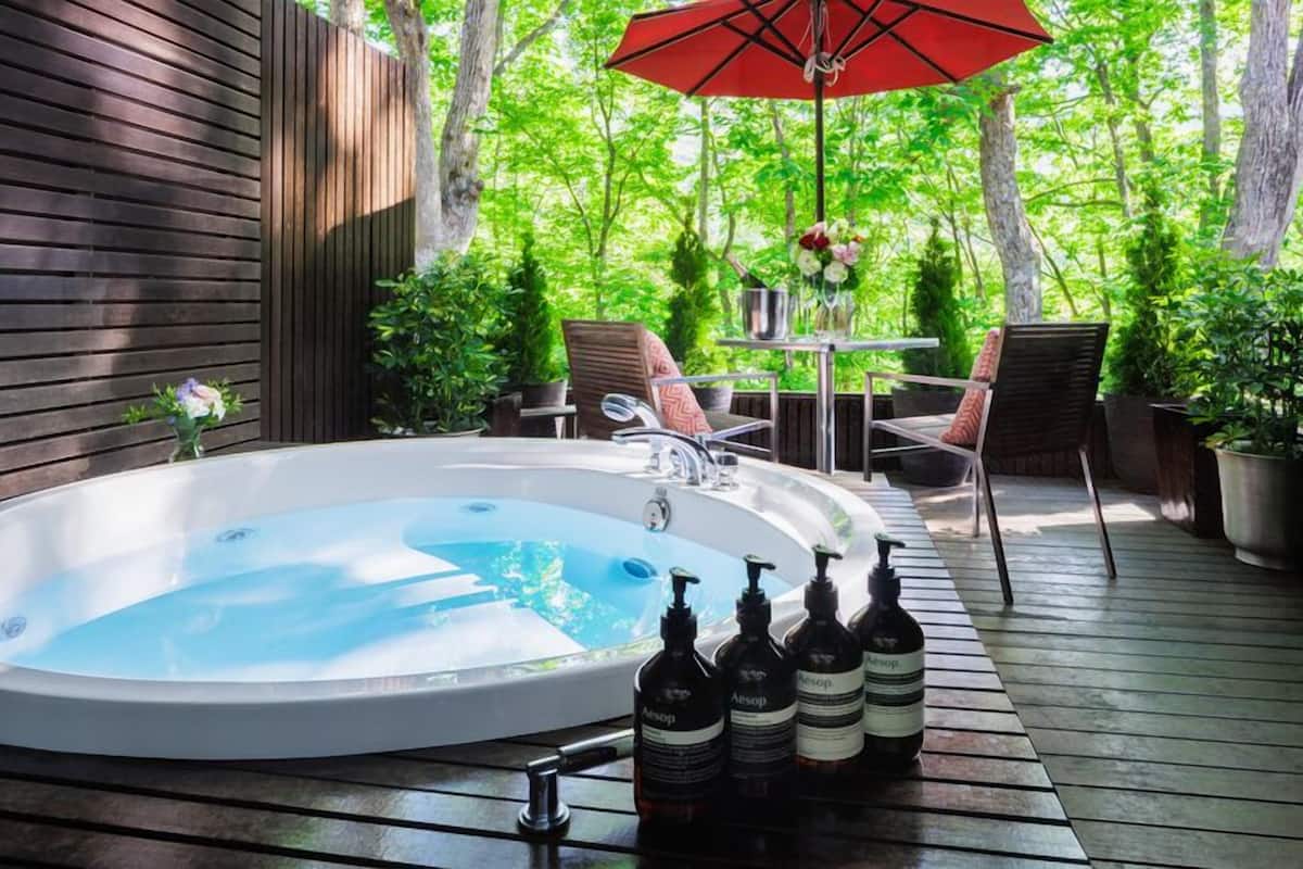 Outdoor spa tub