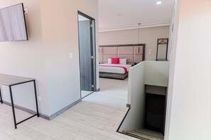 Deluxe Suite | Desk, laptop workspace, bed sheets, wheelchair access - Arkana Puebla by Grupo Amber (Puebla)