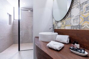 Superior Suite | Bathroom | Shower, hair dryer, towels, soap - Arkana Puebla by Grupo Amber (Puebla)