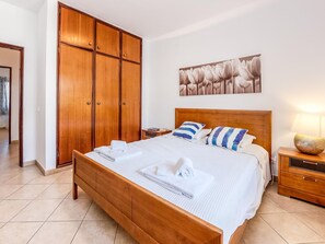 2 soverom, strykejern/-brett, internettilgang og sengetøy