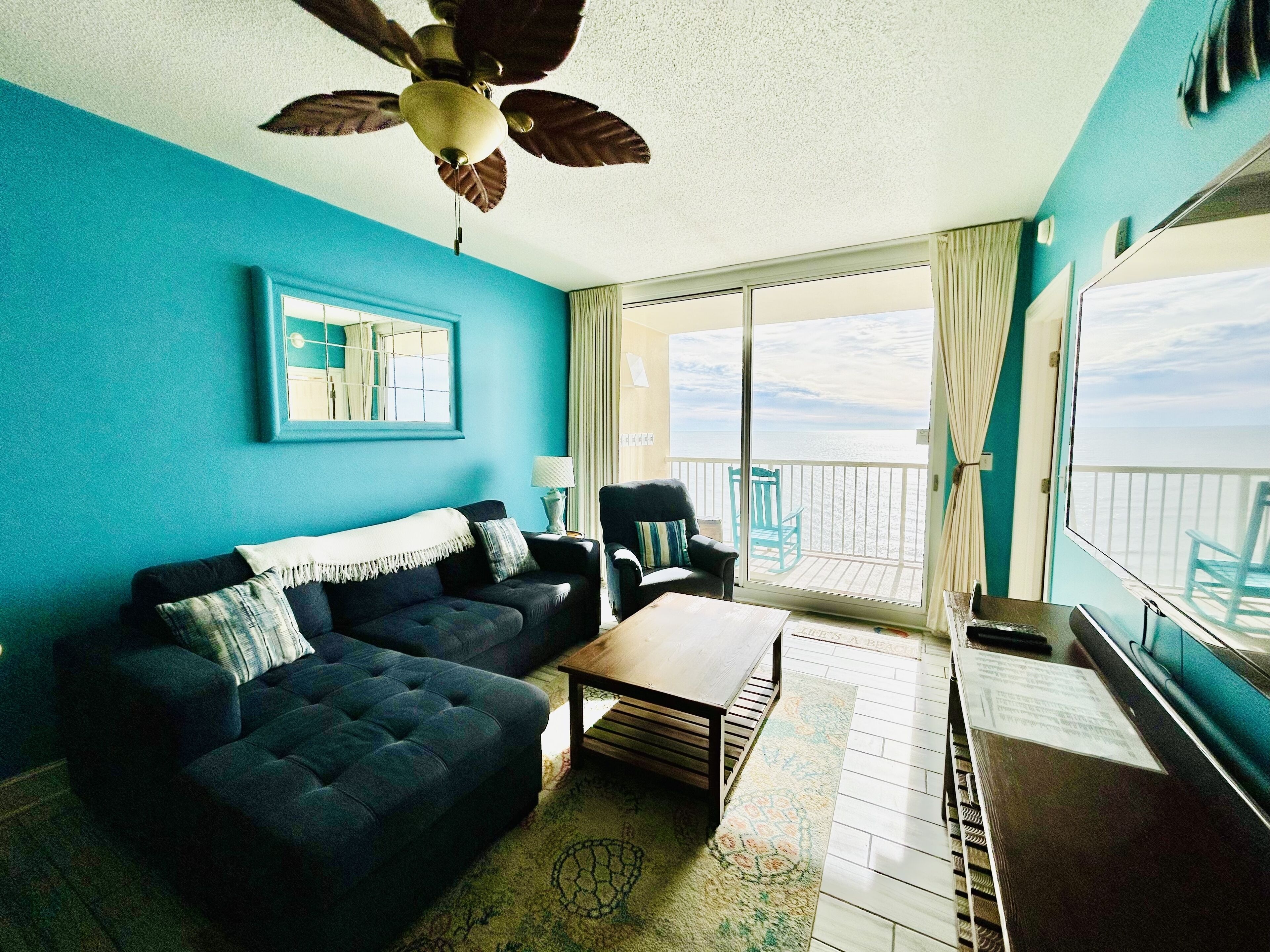 スマートテレビ、DVD プレーヤー、卓球台、書庫