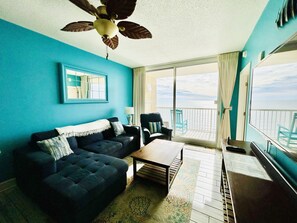 Smart-TV, DVD-Player, Tischtennisplatte, Bücher